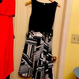 Women’s Size 6 Tommy Hilfiger Black and White Midi